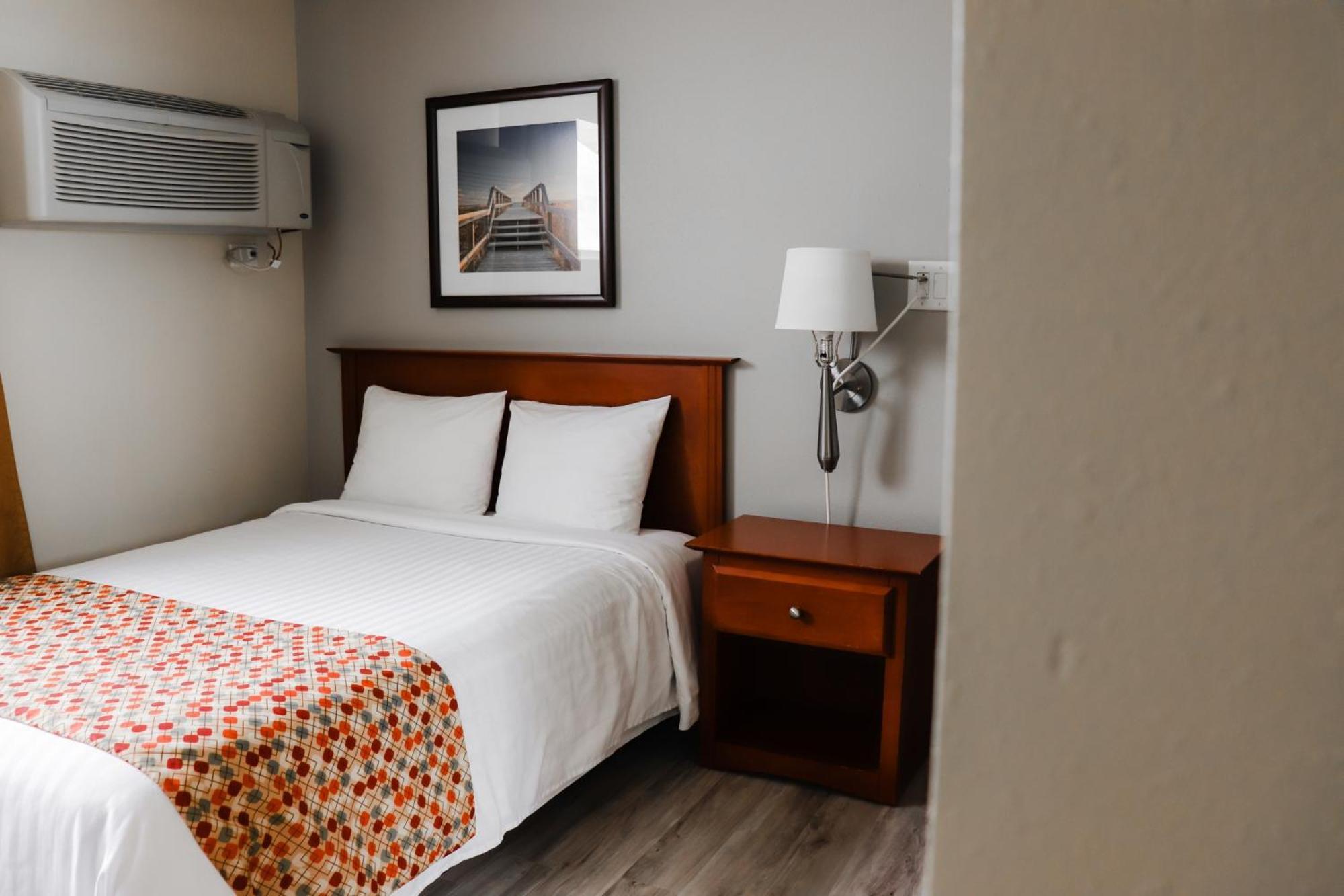 Super 8 By Wyndham Nb Hotel 3*