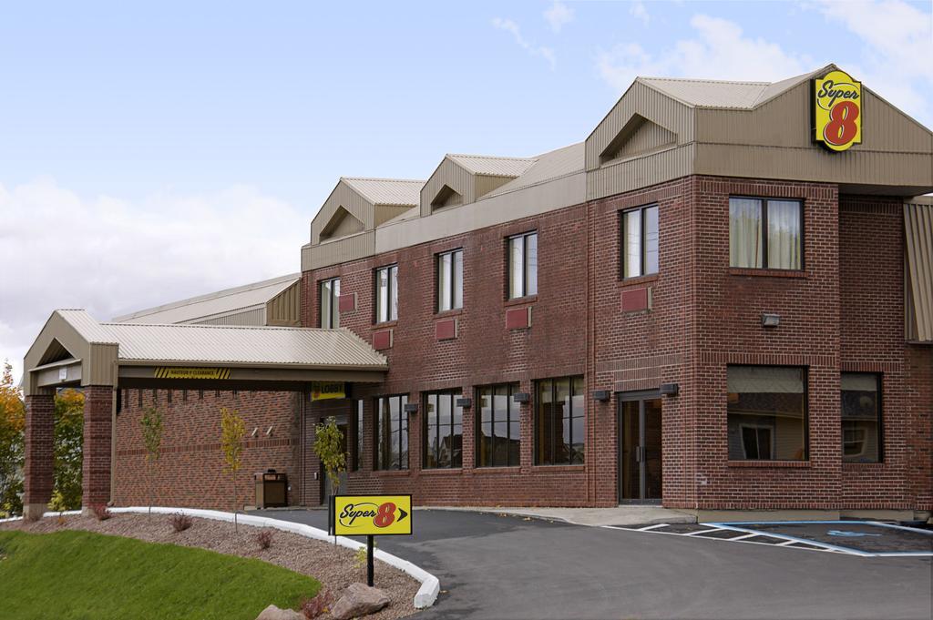 Super 8 By Wyndham Nb Hotel